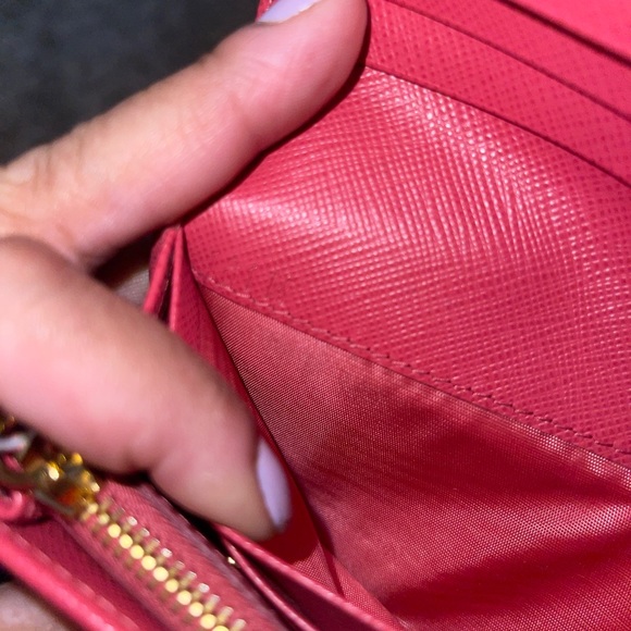 Prada Saffiano wallet 100% Authentic excellent condition comes with box - Picture 7 of 15